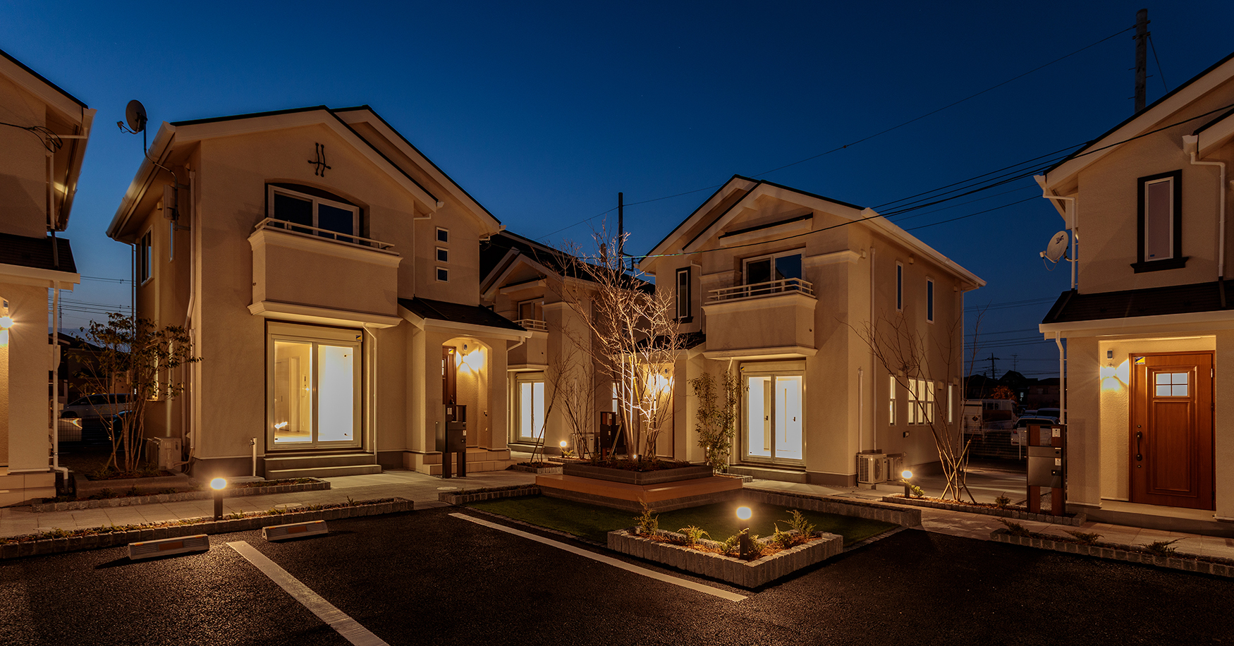 Espoir Hills 夜景外観（落ち着いた街並みと安心感のある照明設計）