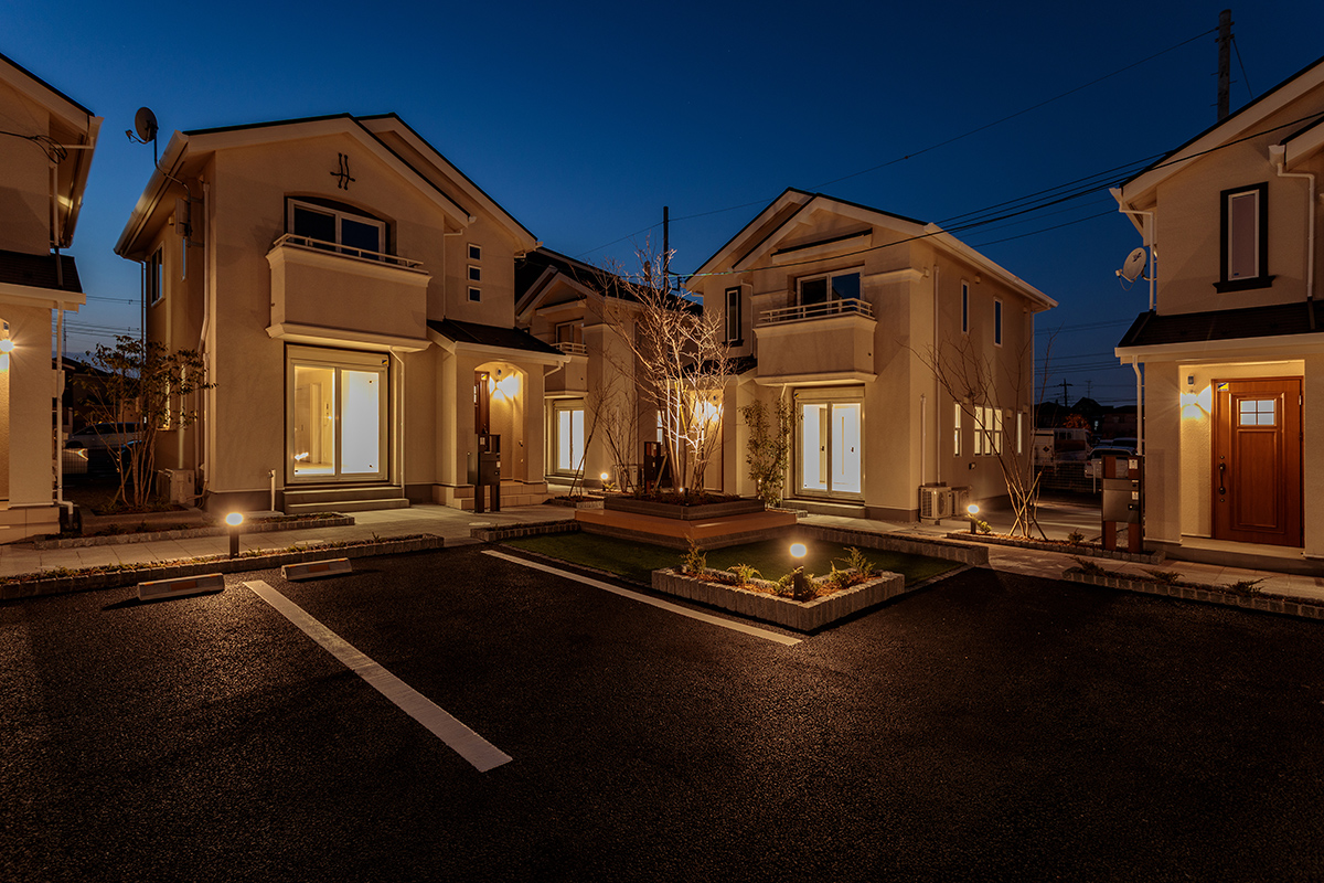 Espoir Hills 外観夜景（ライトアップされた美しい戸建街並み）